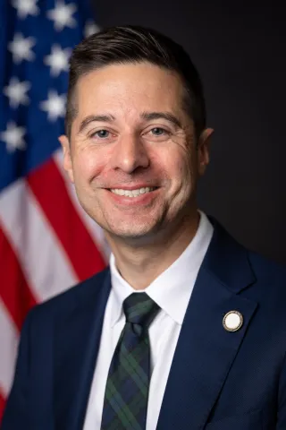 Peter Sima-Eichler official headshot